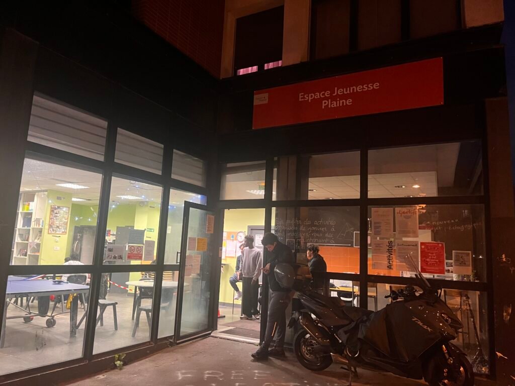 Début de soirée dans le local de l’espace jeunesse de la Plaine, où les jeunes discutent avec un coordinateur. ©Jade Ceni